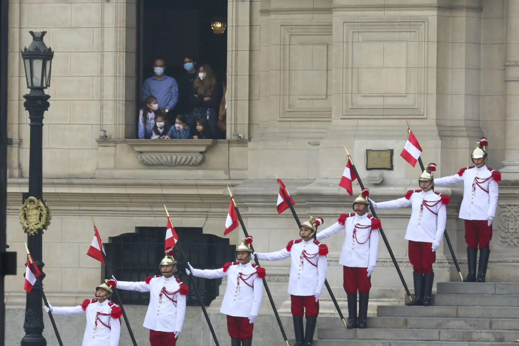 El presidente Pedro Castillo lideró una nueva edición del tradicional cambio de guardia a caballo del Regimiento de Caballería Mariscal Domingo Nieto, acompañado de, la primera dama, Lilia Paredes, y sus hijos. Foto: ANDINA/Eddy Ramos