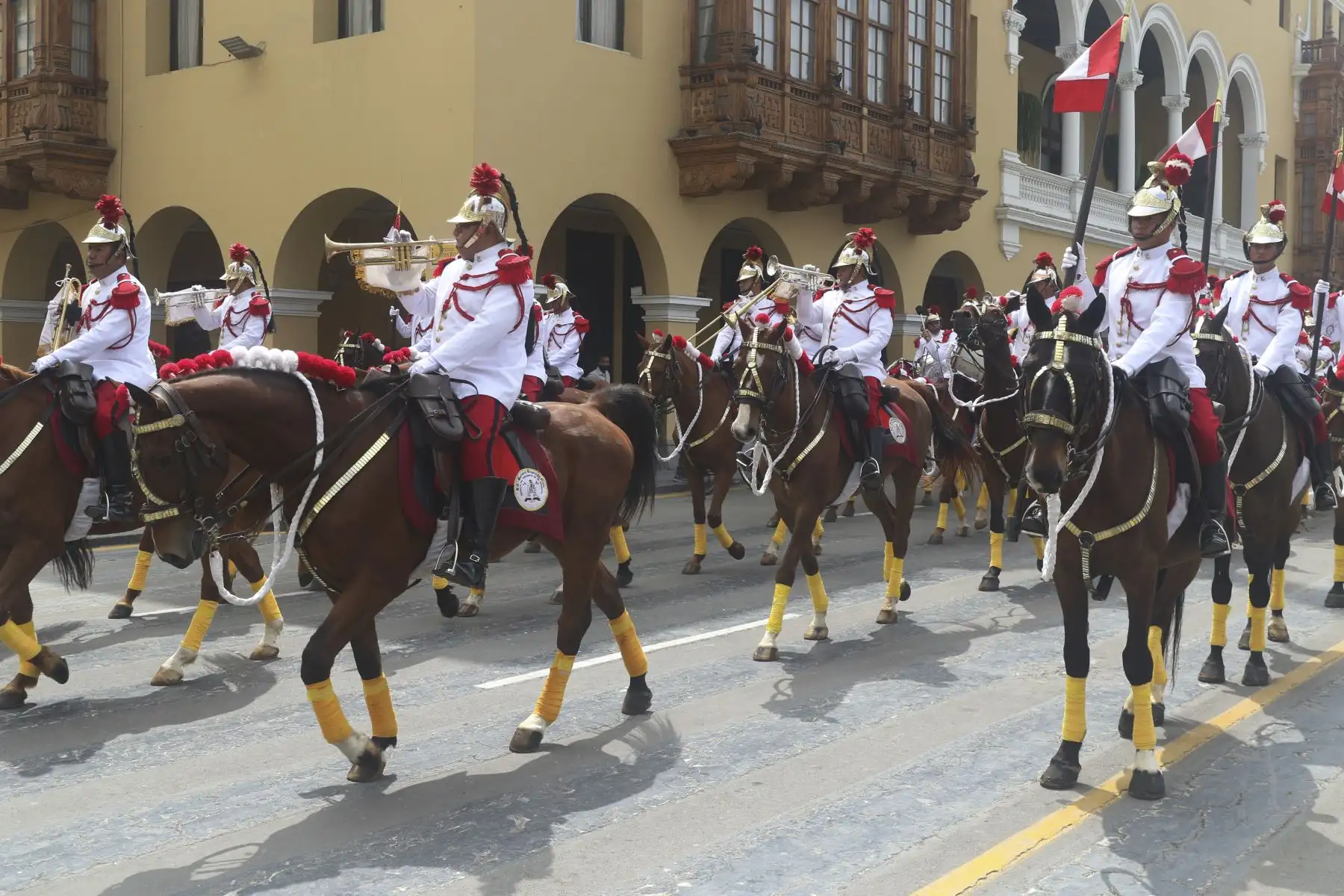 El presidente Pedro Castillo lideró una nueva edición del tradicional cambio de guardia a caballo del Regimiento de Caballería Mariscal Domingo Nieto, acompañado de, la primera dama, Lilia Paredes, y sus hijos. Foto: ANDINA/Eddy Ramos