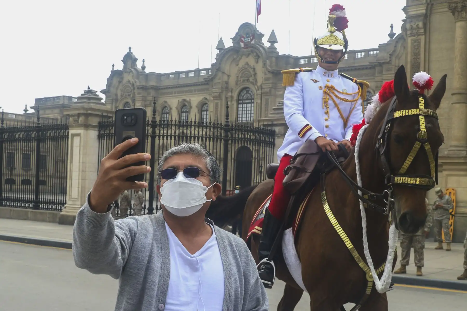 El presidente Pedro Castillo lideró una nueva edición del tradicional cambio de guardia a caballo del Regimiento de Caballería Mariscal Domingo Nieto, acompañado de, la primera dama, Lilia Paredes, y sus hijos. Foto: ANDINA/Eddy Ramos