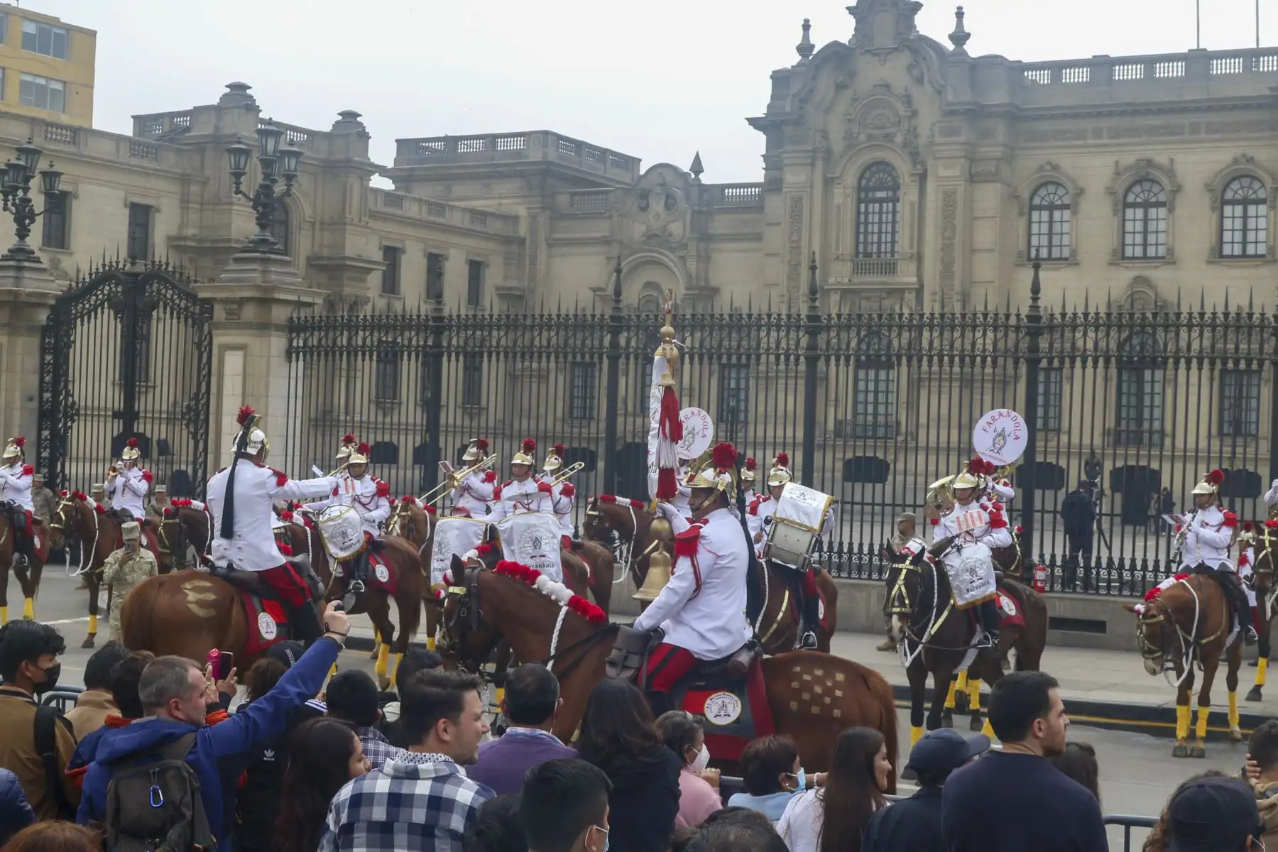 El presidente Pedro Castillo lideró una nueva edición del tradicional cambio de guardia a caballo del Regimiento de Caballería Mariscal Domingo Nieto, acompañado de, la primera dama, Lilia Paredes, y sus hijos. Foto: ANDINA/Eddy Ramos