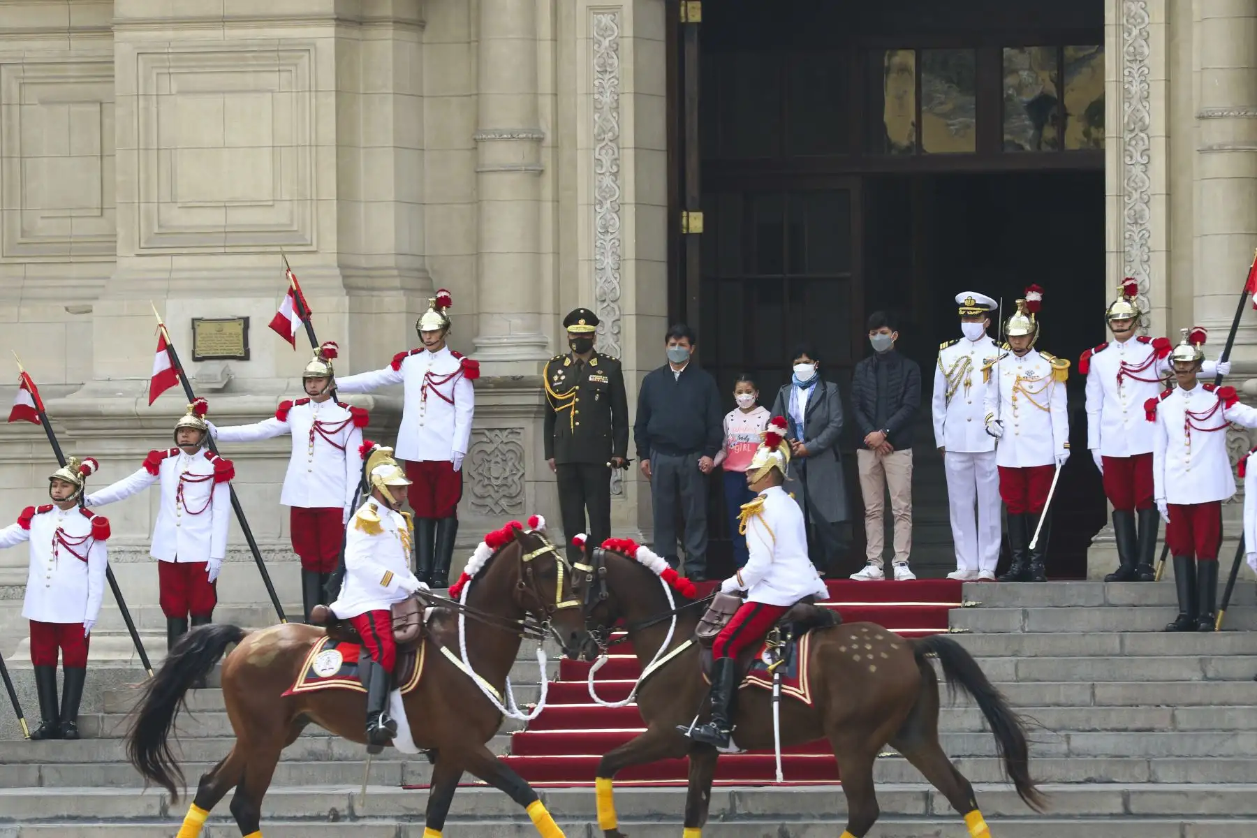 El presidente Pedro Castillo lideró una nueva edición del tradicional cambio de guardia a caballo del Regimiento de Caballería Mariscal Domingo Nieto, acompañado de, la primera dama, Lilia Paredes, y sus hijos. Foto: ANDINA/Eddy Ramos