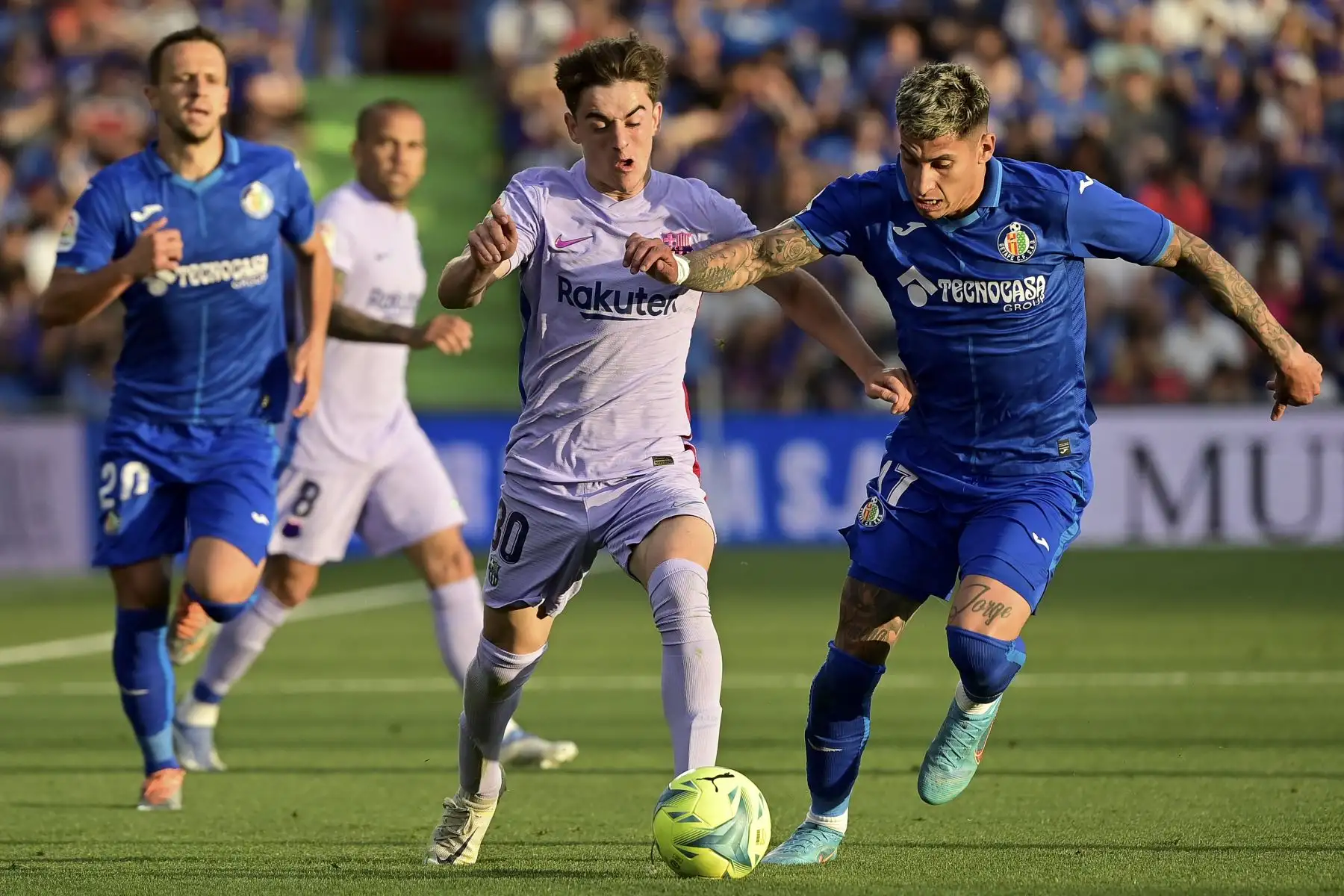 El centrocampista español de Barcelona Gavi (L) lucha por el balón con el defensor uruguayo de Getafe Mathias Olivera durante el partido de fútbol de la liga española entre el Getafe CF y el FC Barcelona en el estadio Col. Alfonso Pérez de Getafe. Foto: AFP
