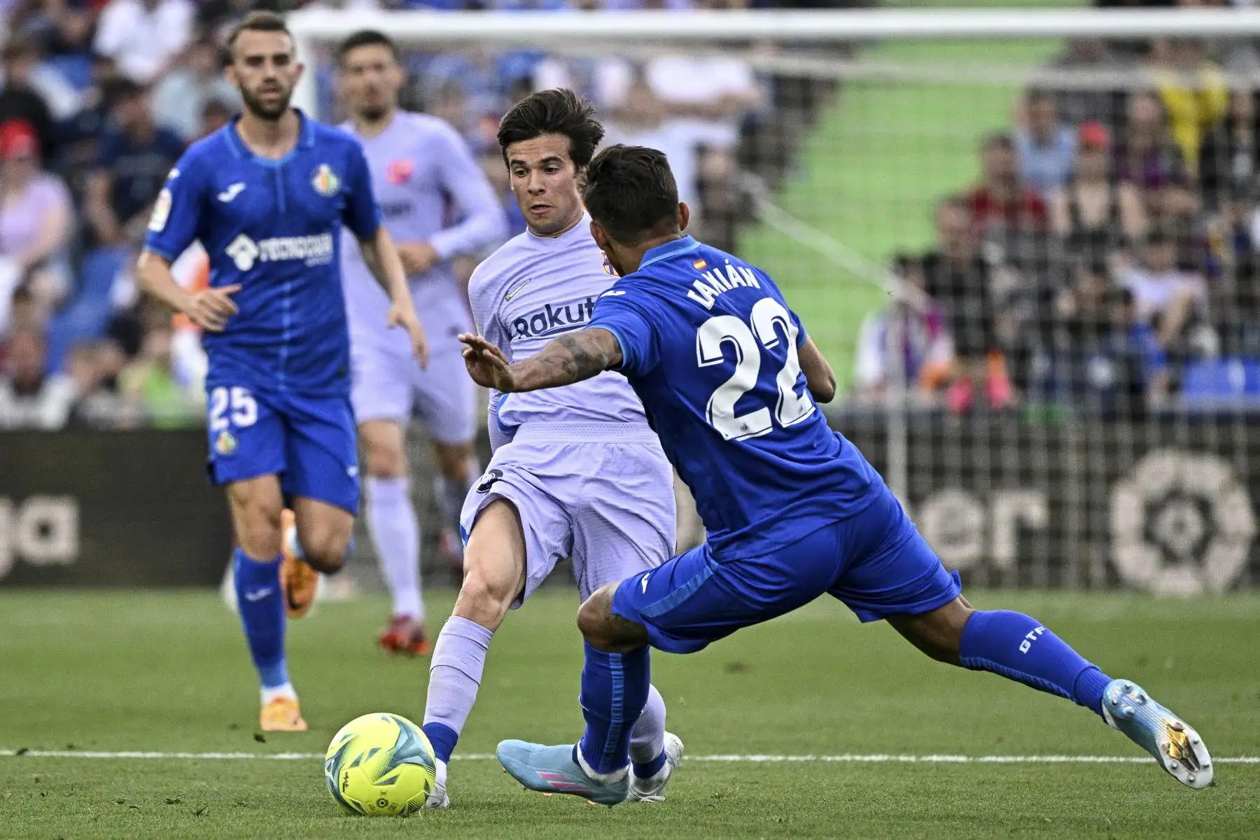 El centrocampista español de Barcelona Riqui Puig (L) lucha por el balón con el defensor uruguayo de Getafe Damián Suárez durante el partido de fútbol de la liga española entre el Getafe CF y el FC Barcelona en el estadio Col. Alfonso Pérez de Getafe. Foto: AFP