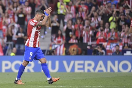 Luis Suárez es ovacionado en su despedida. Foto: AFP