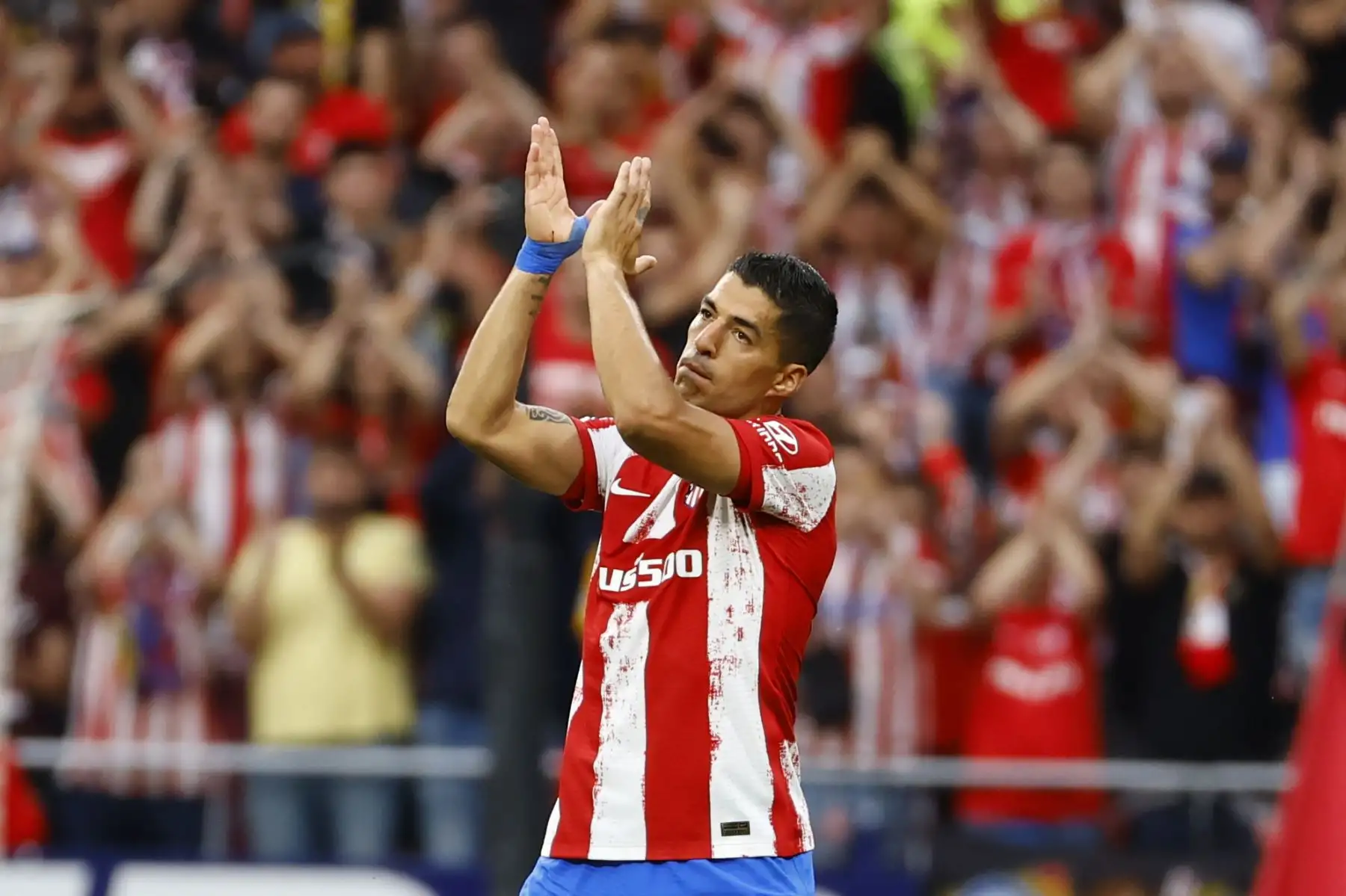 El delantero uruguayo del Atlético de Madrid, Luis Suárez, agradece al público del Wanda Metropolitano tras ser sustituido en el partido correspondiente a la jornada 37 de primera división. Foto: EFE