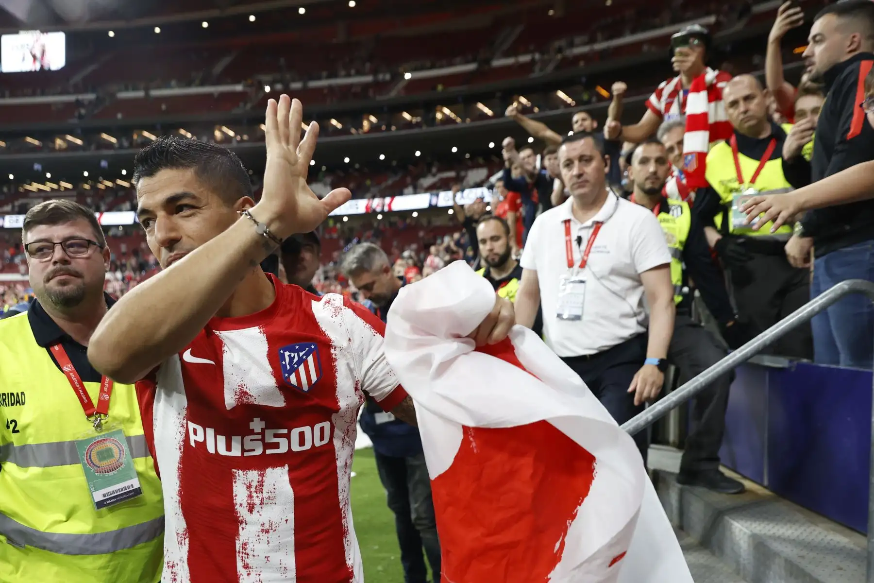 El delantero uruguayo del Atlético de Madrid, Luis Suárez, se despide de la afición al término del partido correspondiente a la jornada 37 de primera división, en el Wanda Metropolitano. Foto: EFE