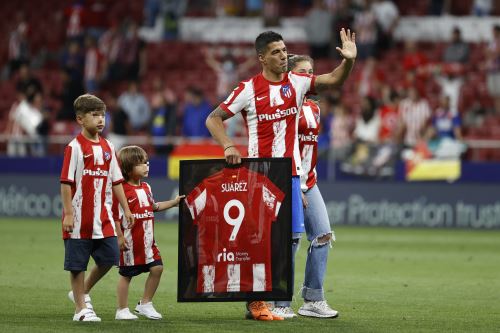 Hinchas del Atlético Madrid despidieron a Luis Suárez entre cánticos y aplausos
