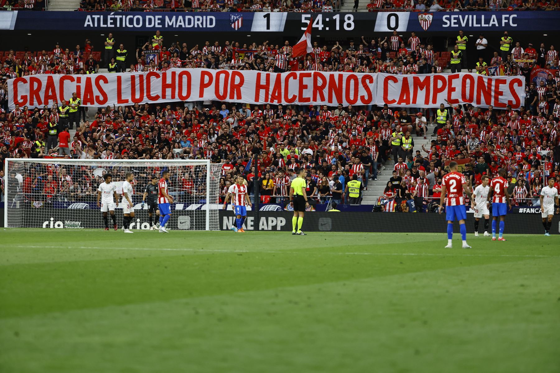 Los aficionado del Atlético de Madrid muestran una pancarta de agradecimiento al delantero uruguayo del Atlético de Madrid, Luis Suárez, durante el partido correspondiente a la jornada 37 de primera división. Foto: EFE