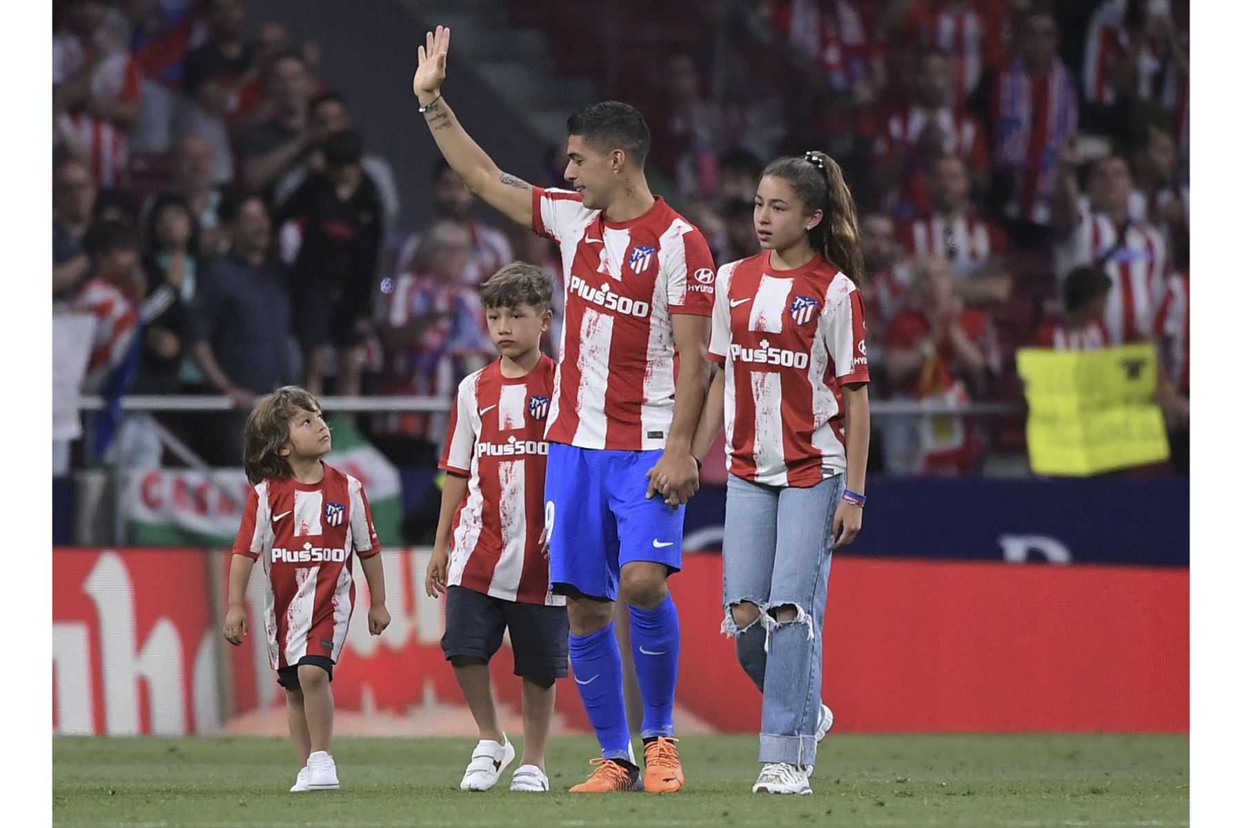 El delantero uruguayo del Atlético de Madrid, Luis Suárez, saluda a la multitud mientras camina por el campo junto a sus hijos, durante su despedida como en su club. Foto: AFP