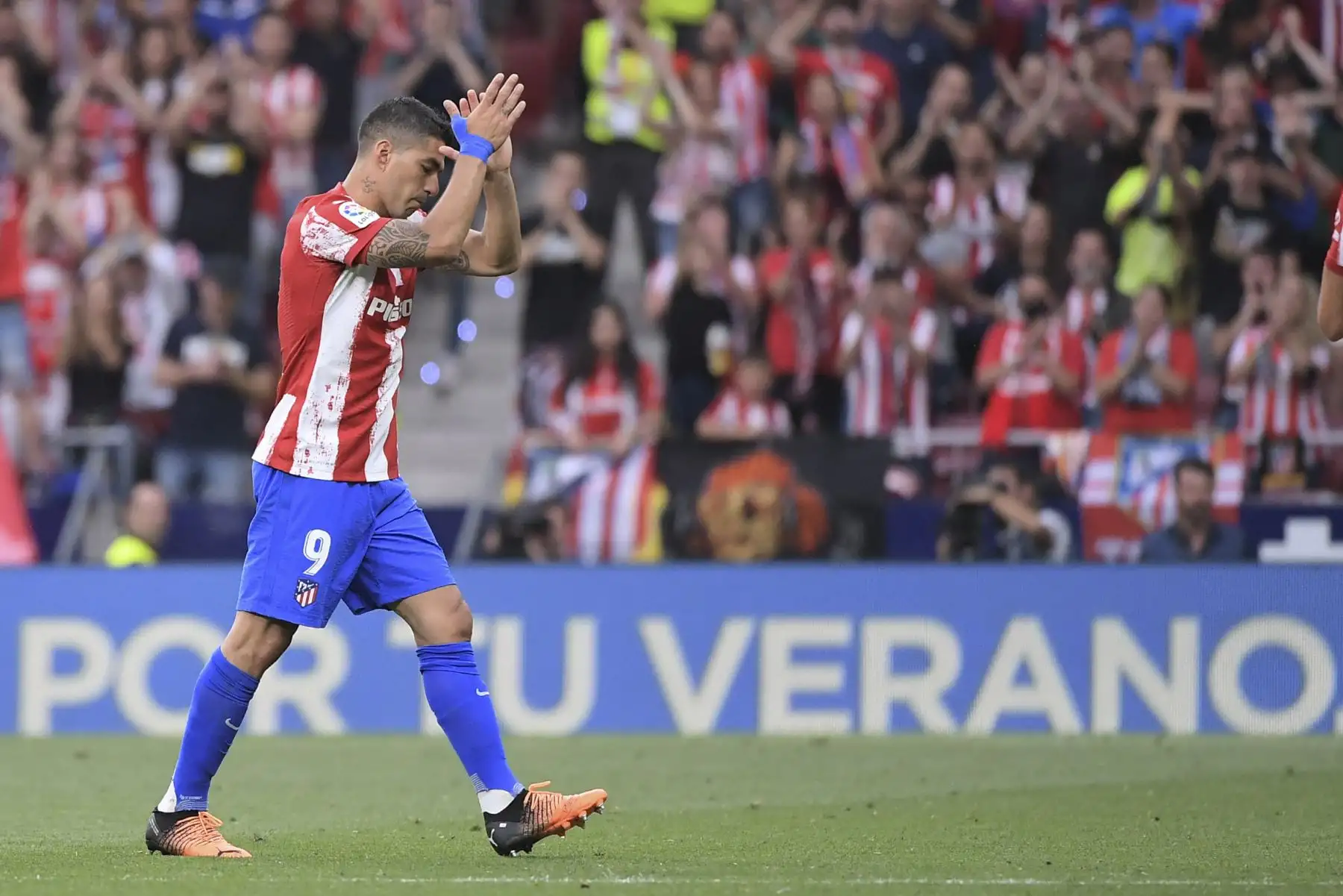 El delantero uruguayo del Atlético de Madrid, Luis Suárez, saluda a la multitud antes de abandonar el campo durante el partido de fútbol de la liga española. Foto: AFP