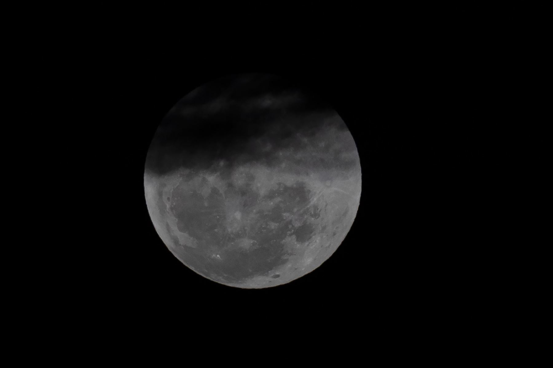 Fotografía de la luna durante el inicio de un eclipse hoy, en Quito, Ecuador. Foto: EFE