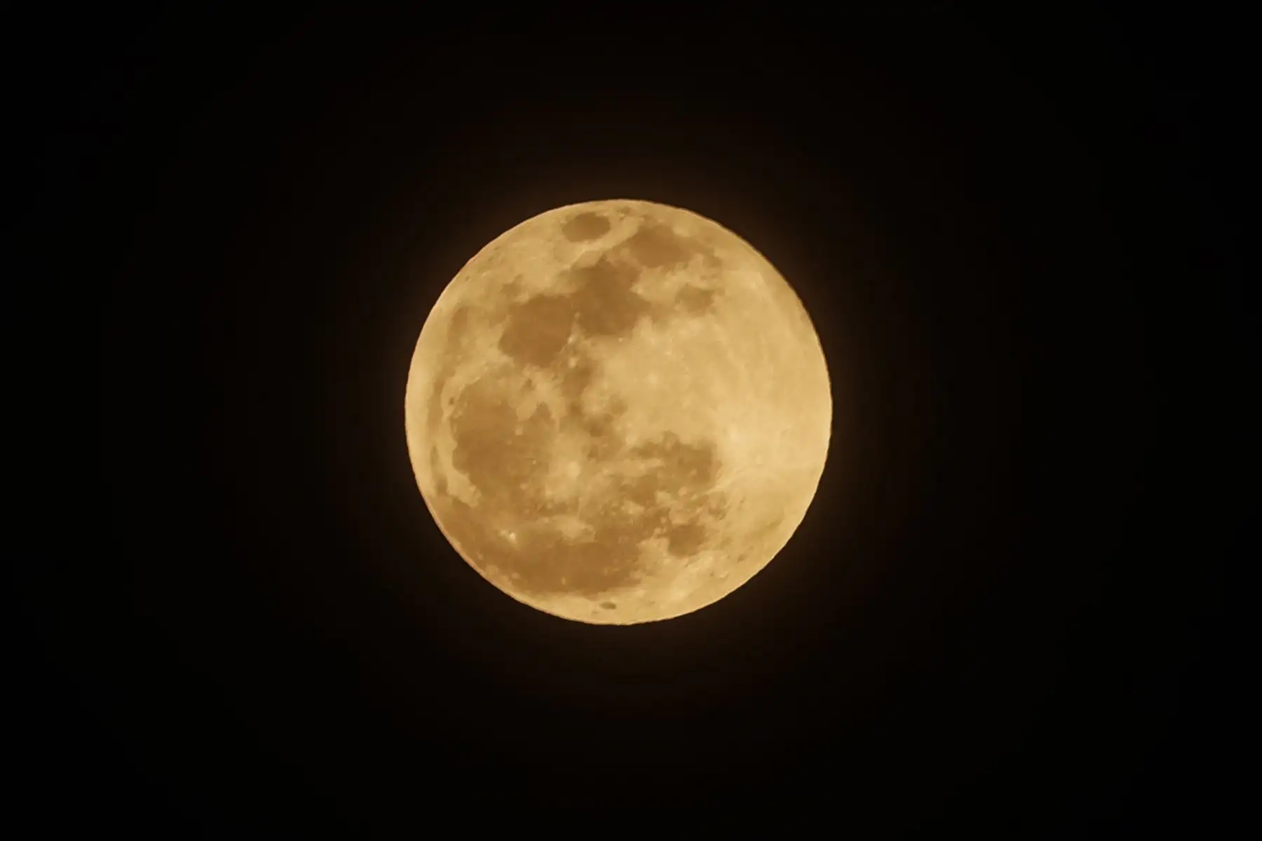 Fotografía de un eclipse de luna hoy, en el municipio de Santa Lucia, en Honduras. Foto: EFE