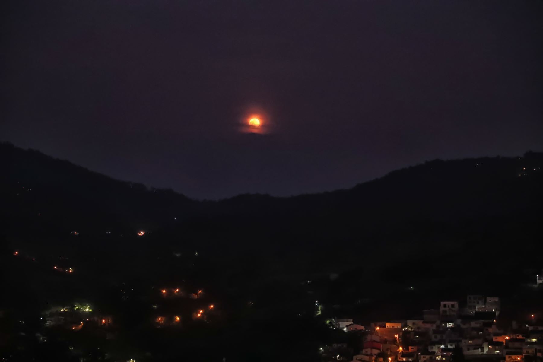 Fotografía de un eclipse de luna hoy, en el municipio de Santa Lucia, Honduras. Foto: EFE