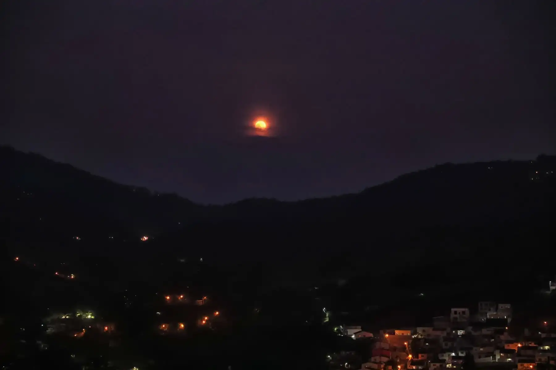 Fotografía de un eclipse de luna hoy, en el municipio de Santa Lucia, Honduras. Foto: EFE