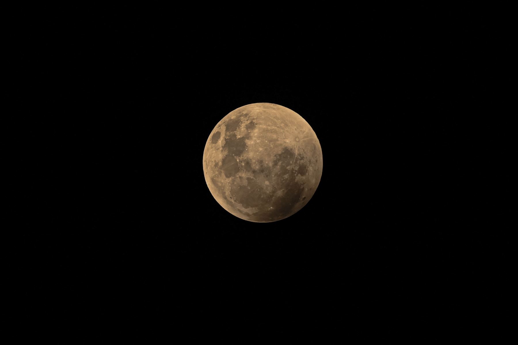 La luna de sangre se ve durante el comienzo de un eclipse penumbral, en Santiago, Chile. Foto: AFP