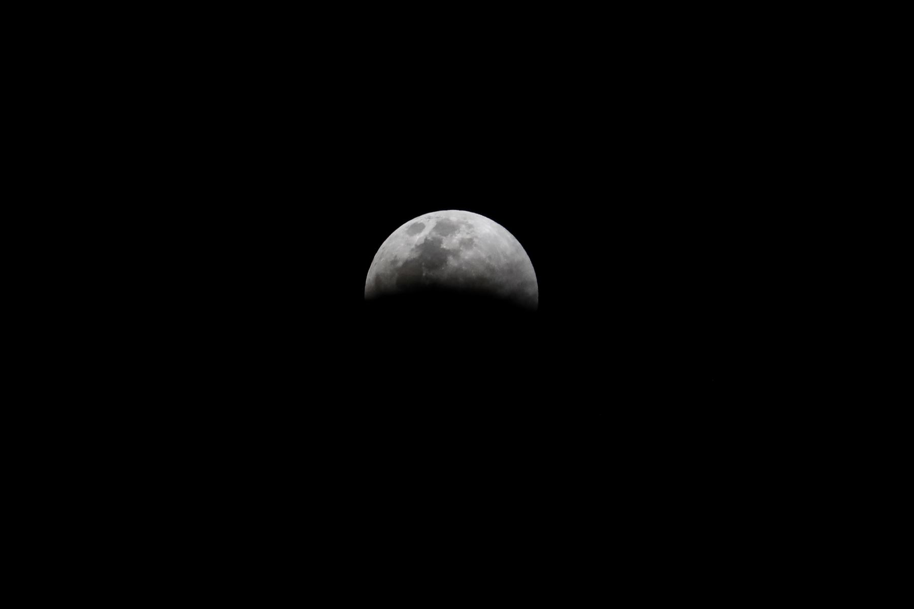 Así fue el inicio del eclipse lunar desde la ciudad de Lima. Foto: ANDINA/Renato Pajuelo