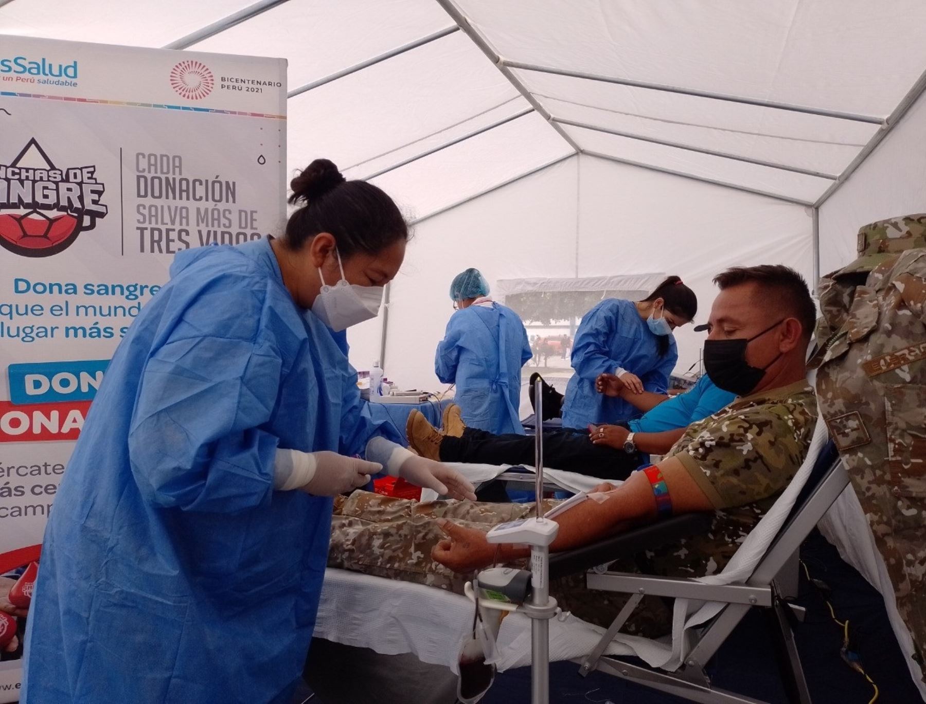 Miembros del Ejército y personal de serenazgo de Chiclayo donaron sangre para pacientes de hospital Almanzor Aguinaga de EsSalud. ANDINA/Difusión