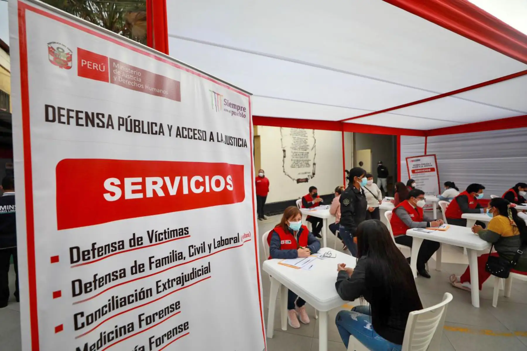 Jornada médico jurídica en el E.P. Mujeres Chorrillos, que busca prevenir y detectar a tiempo anomalías que pudieran afectar a las internas y a sus hijos. Asimismo, brindar asistencia legal respecto a sus procesos y beneficios penitenciarios.En esta actividad, participaron la primera dama Lilia Paredes, el ministro de justicia Félix Chero, el ministro de Salud, Jorge López y el presidente del INPE, Omar Méndez. Foto: ANDINA/ Minjus
