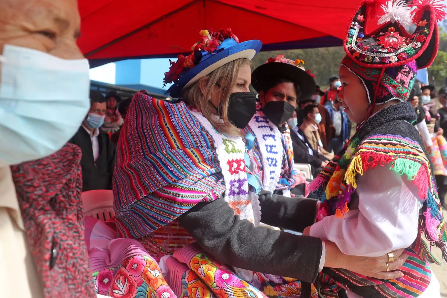 La titular del Parlamento, quien lucía un traje costumbrista de la “Fiesta de Santiago”, destacó la vocación descentralista del actual Poder Legislativo de trasladarse a las regiones de todo el país y estar más cerca de la población. Foto: ANDINA/ Congreso