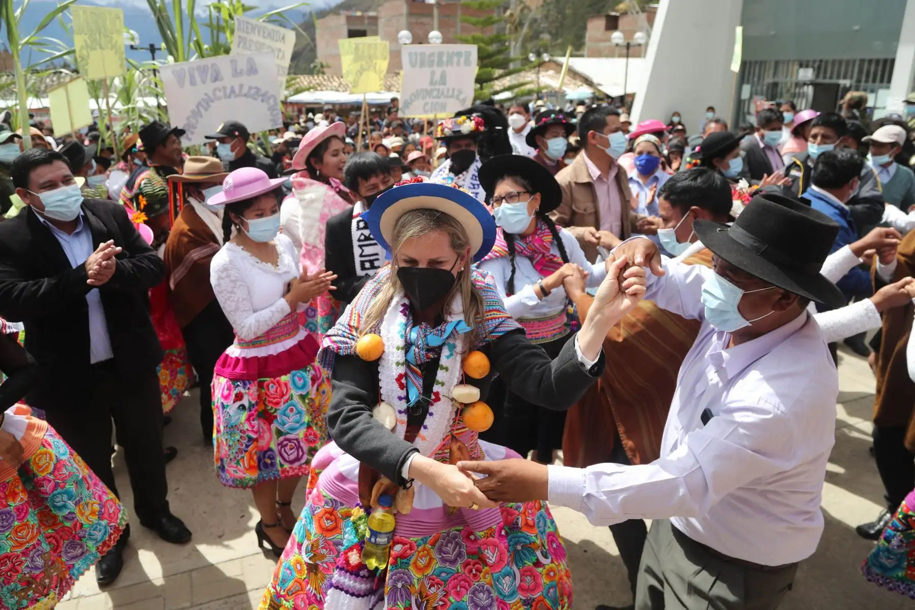 La titular del Parlamento, quien lucía un traje costumbrista de la “Fiesta de Santiago”, destacó la vocación descentralista del actual Poder Legislativo de trasladarse a las regiones de todo el país y estar más cerca de la población. Foto: ANDINA/ Congreso