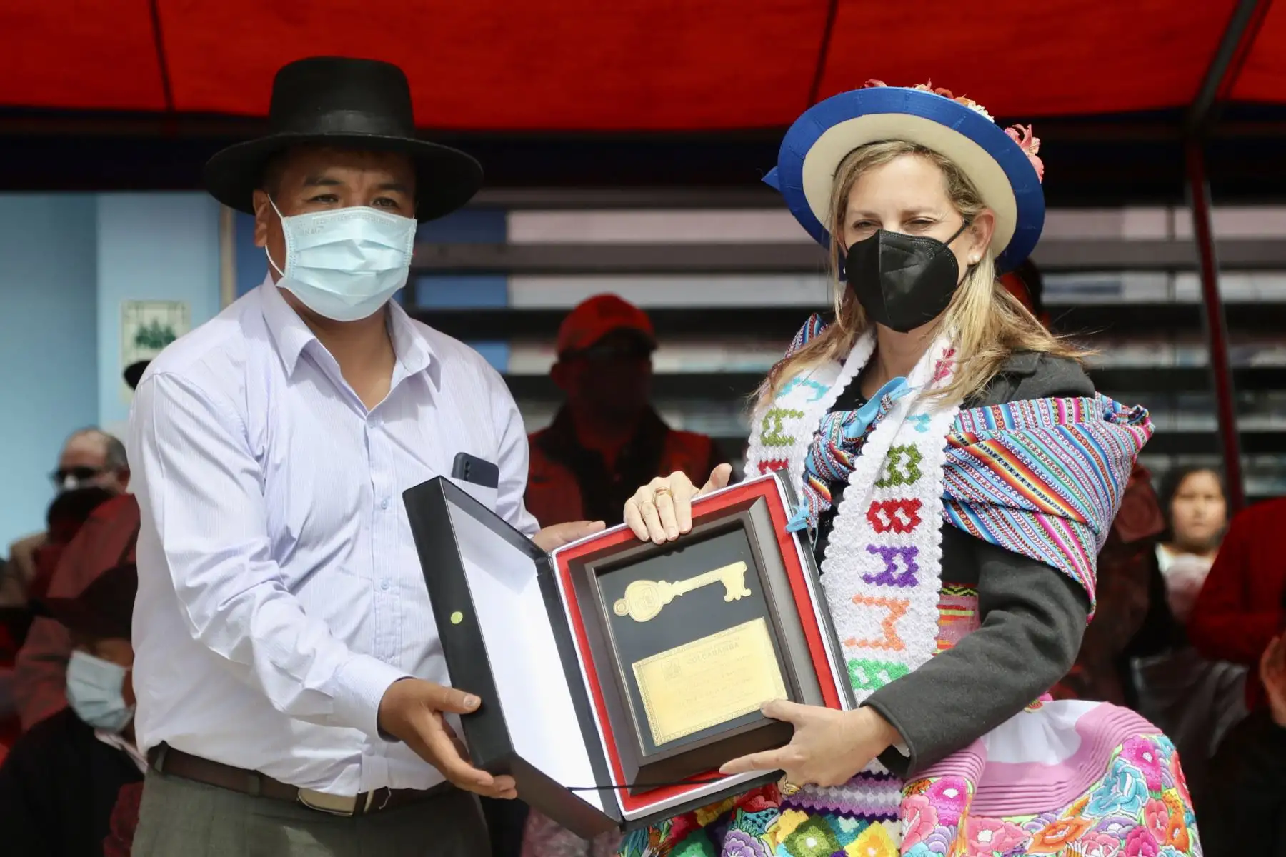 La presidenta del Congreso fue declarada “Huésped Ilustre” y recibió las “Llaves de la ciudad” de Colcabamba, de manos de su alcalde Víctor Pariona Barrios, en reconocimiento a su loable labor que viene desempeñando en favor de los pueblos de diversas regiones del país. Foto: ANDINA/ Congreso