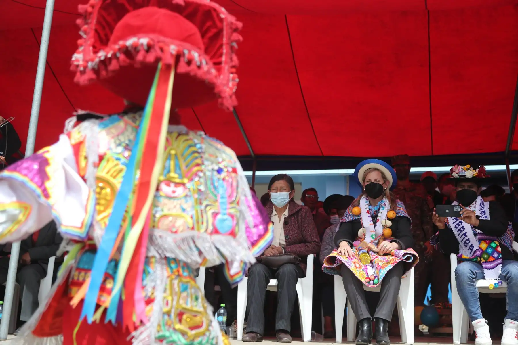 La presidenta del Congreso fue declarada “Huésped Ilustre” y recibió las “Llaves de la ciudad” de Colcabamba, de manos de su alcalde Víctor Pariona Barrios, en reconocimiento a su loable labor que viene desempeñando en favor de los pueblos de diversas regiones del país. Foto: ANDINA/ Congreso