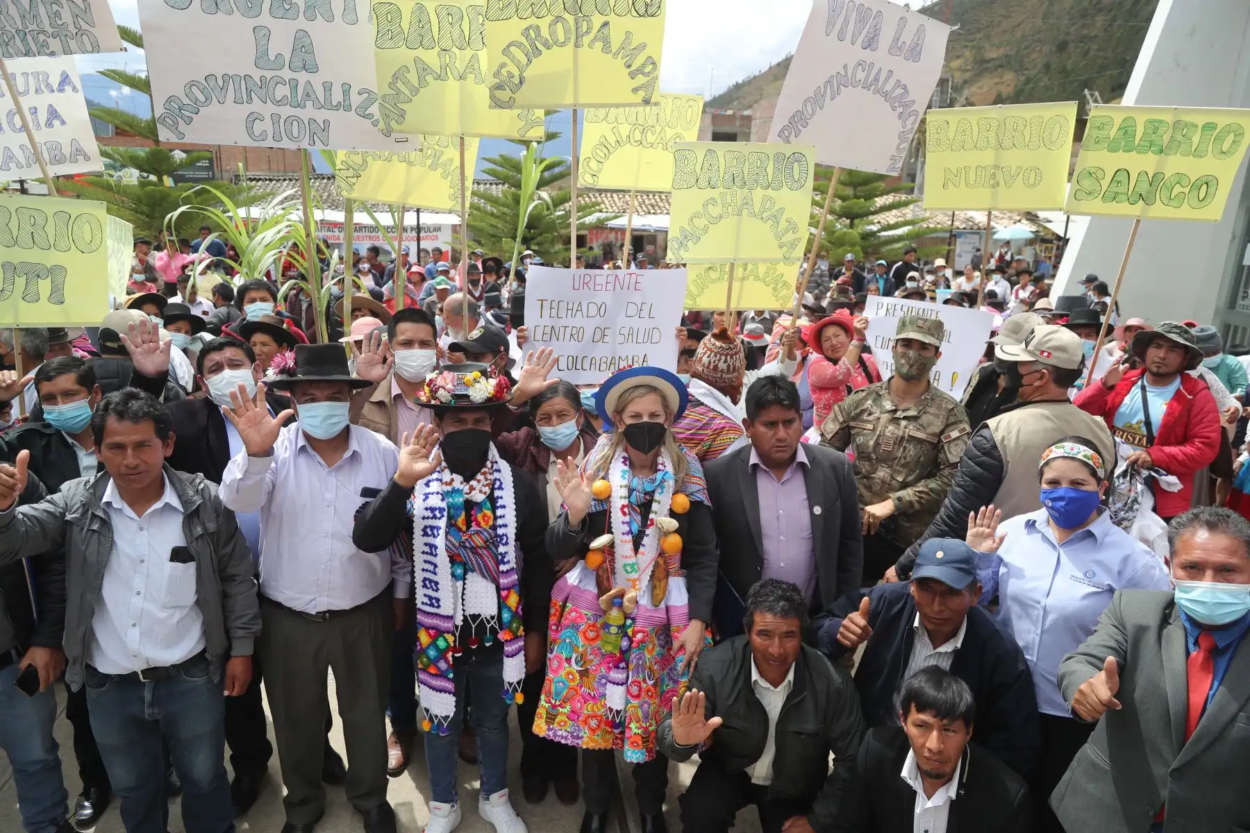 La presidenta del Congreso fue declarada “Huésped Ilustre” y recibió las “Llaves de la ciudad” de Colcabamba, de manos de su alcalde Víctor Pariona Barrios, en reconocimiento a su loable labor que viene desempeñando en favor de los pueblos de diversas regiones del país. Foto: ANDINA/ Congreso
