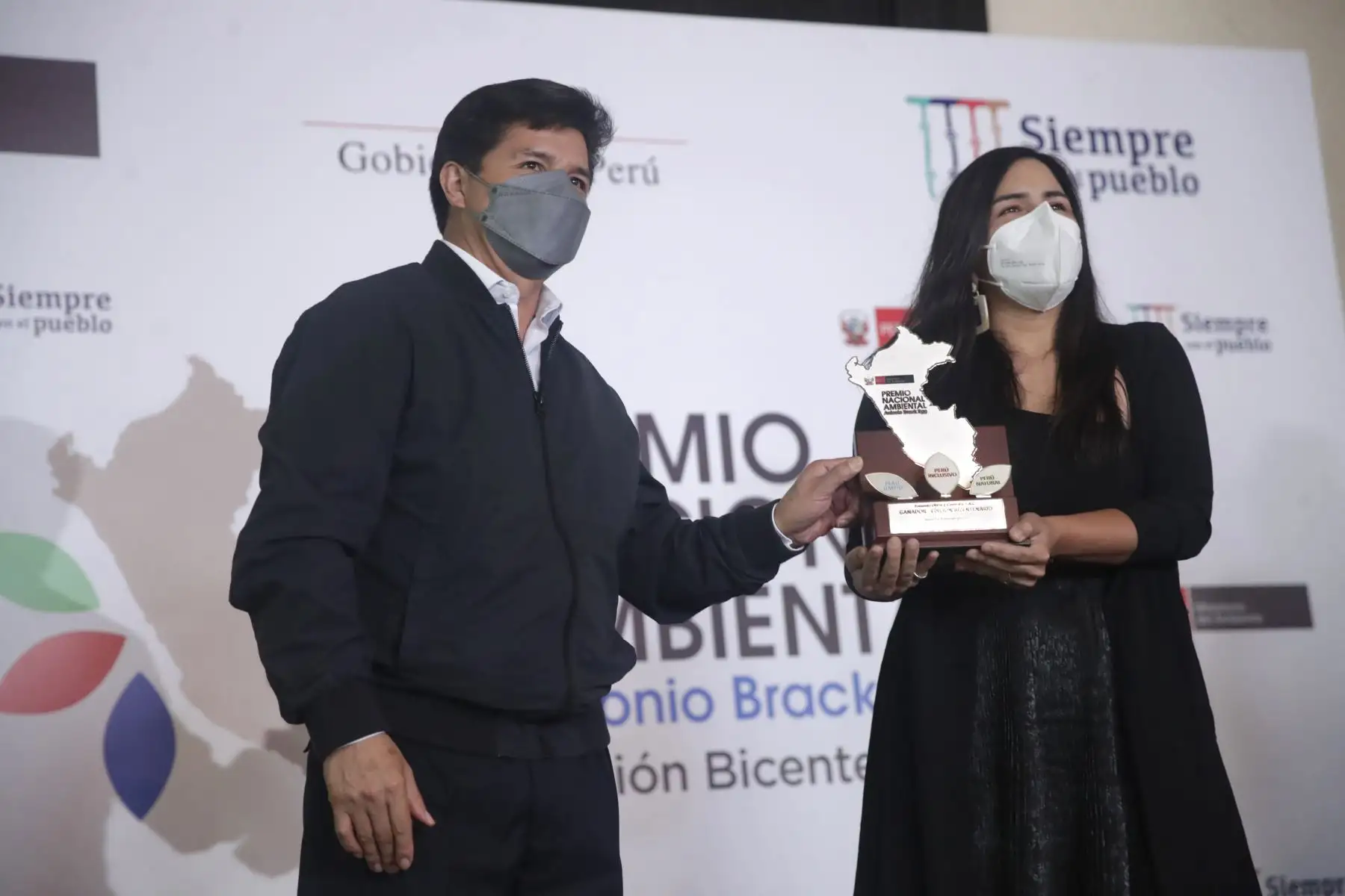 El presidente Pedro Castillo, junto con el ministro del Ambiente, lidera la entrega del Premio Nacional Ambiental Antonio Brack Egg - Edición Bicentenario a personas naturales, instituciones, organizaciones y empresas. Foto: ANDINA/ Prensa Presidencia