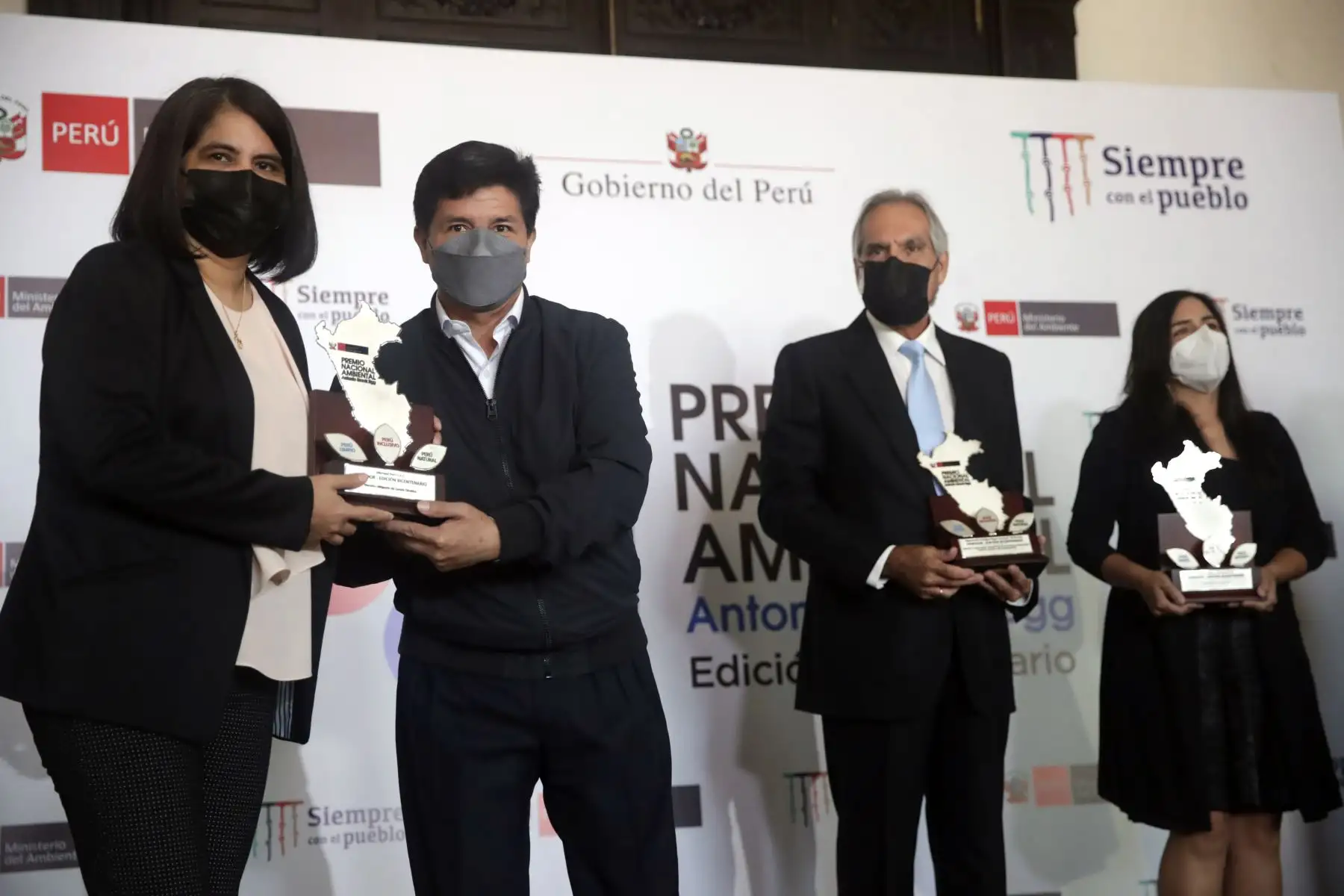 El presidente Pedro Castillo, junto con el ministro del Ambiente, lidera la entrega del Premio Nacional Ambiental Antonio Brack Egg - Edición Bicentenario a personas naturales, instituciones, organizaciones y empresas. Foto: ANDINA/ Prensa Presidencia
