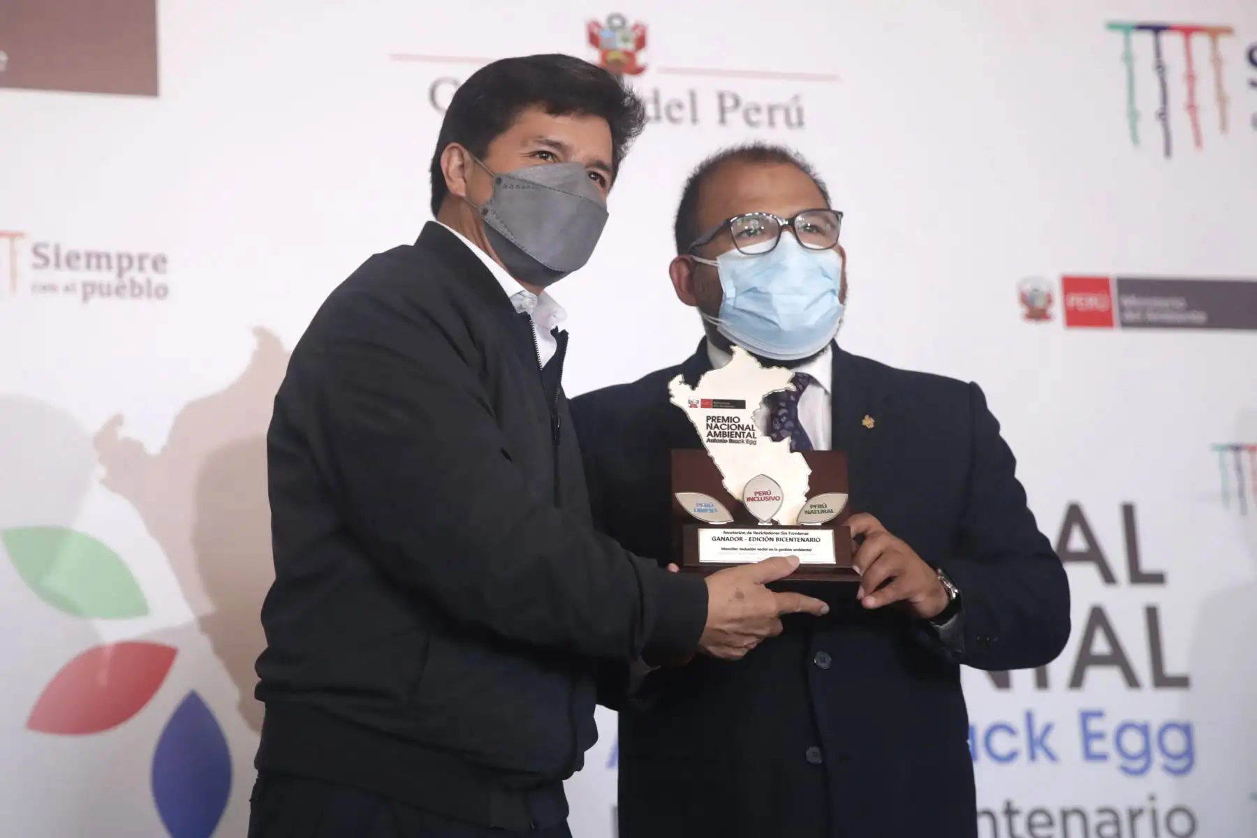 El presidente Pedro Castillo, junto con el ministro del Ambiente, lidera la entrega del Premio Nacional Ambiental Antonio Brack Egg - Edición Bicentenario a personas naturales, instituciones, organizaciones y empresas. Foto: ANDINA/ Prensa Presidencia