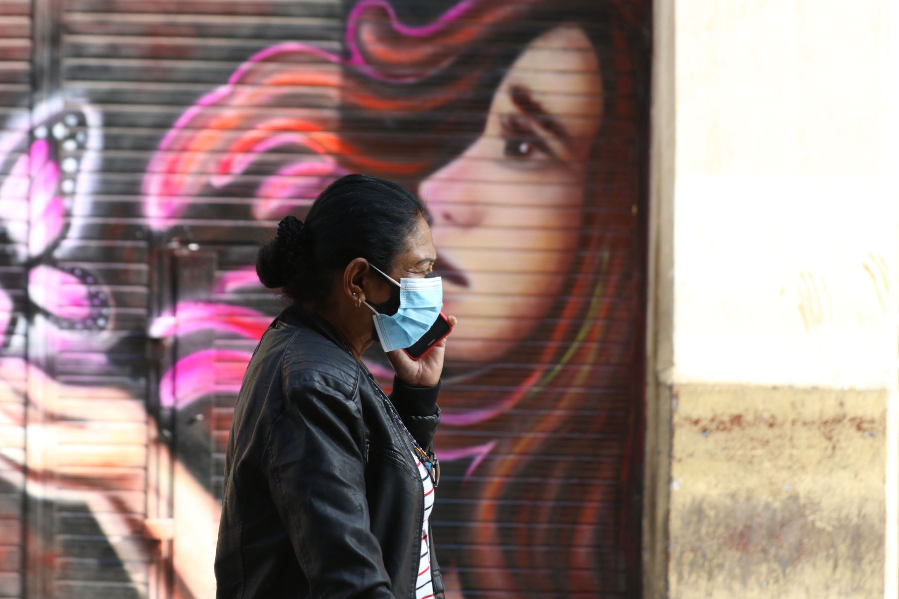 Una mujer camina por las calle de Lima , usando una mascarilla, como media de protección contra la Covid-19.
Foto: ANDINA/Eddy Ramos