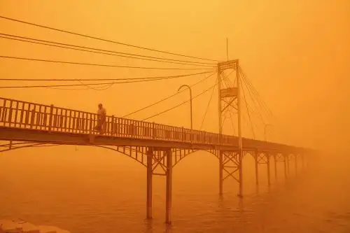 Tormenta de arena enterró Irak y mandó a miles al hospital. Foto: AFP