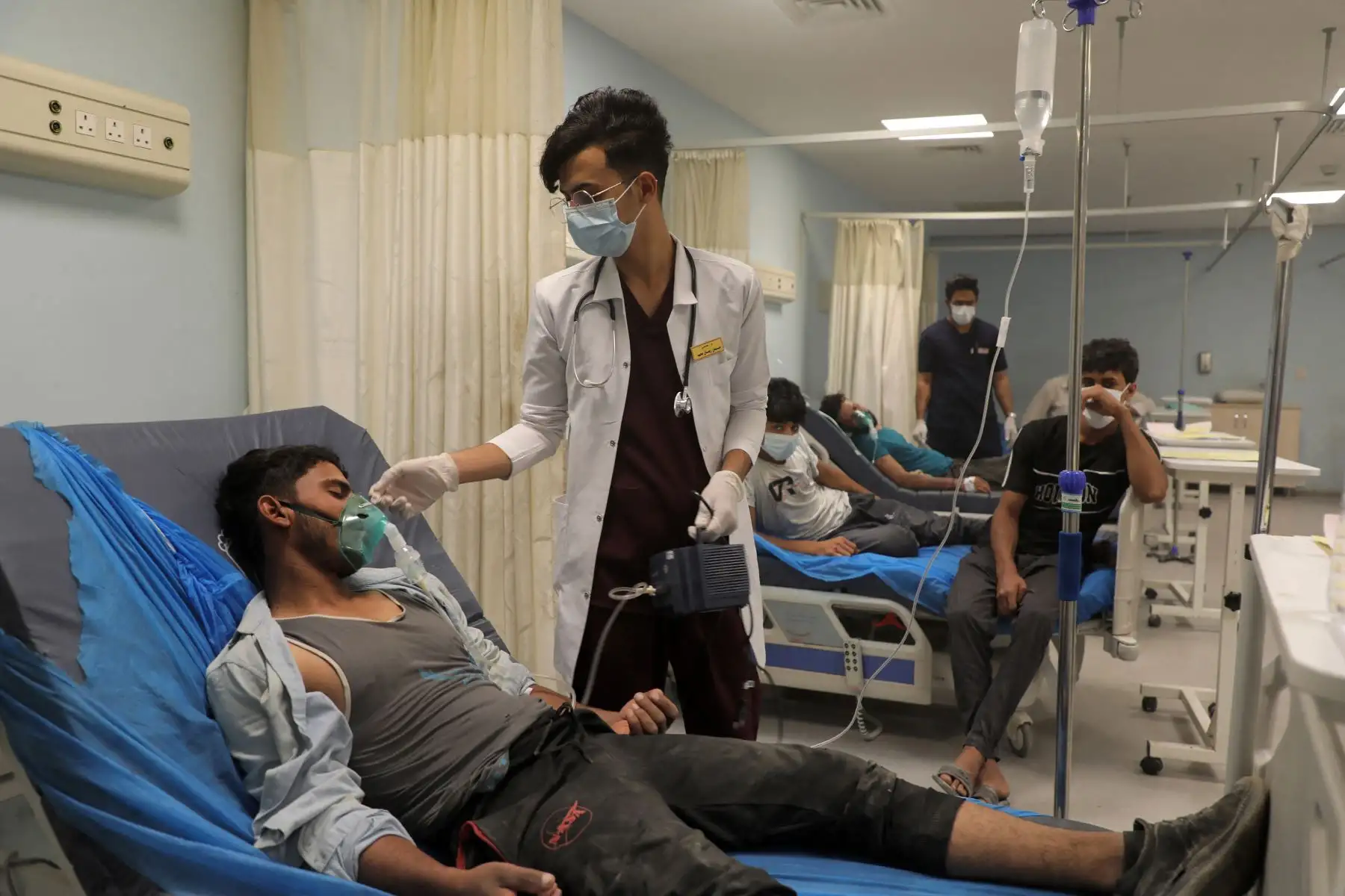Un paciente que sufre problemas respiratorios exacerbados por una fuerte tormenta de polvo respira a través de una máscara de oxígeno en un hospital de la ciudad de Nasiriyah, en la provincia de Dhi Qar, en el sur de Irak.
Foto: ANDINA/ AFP