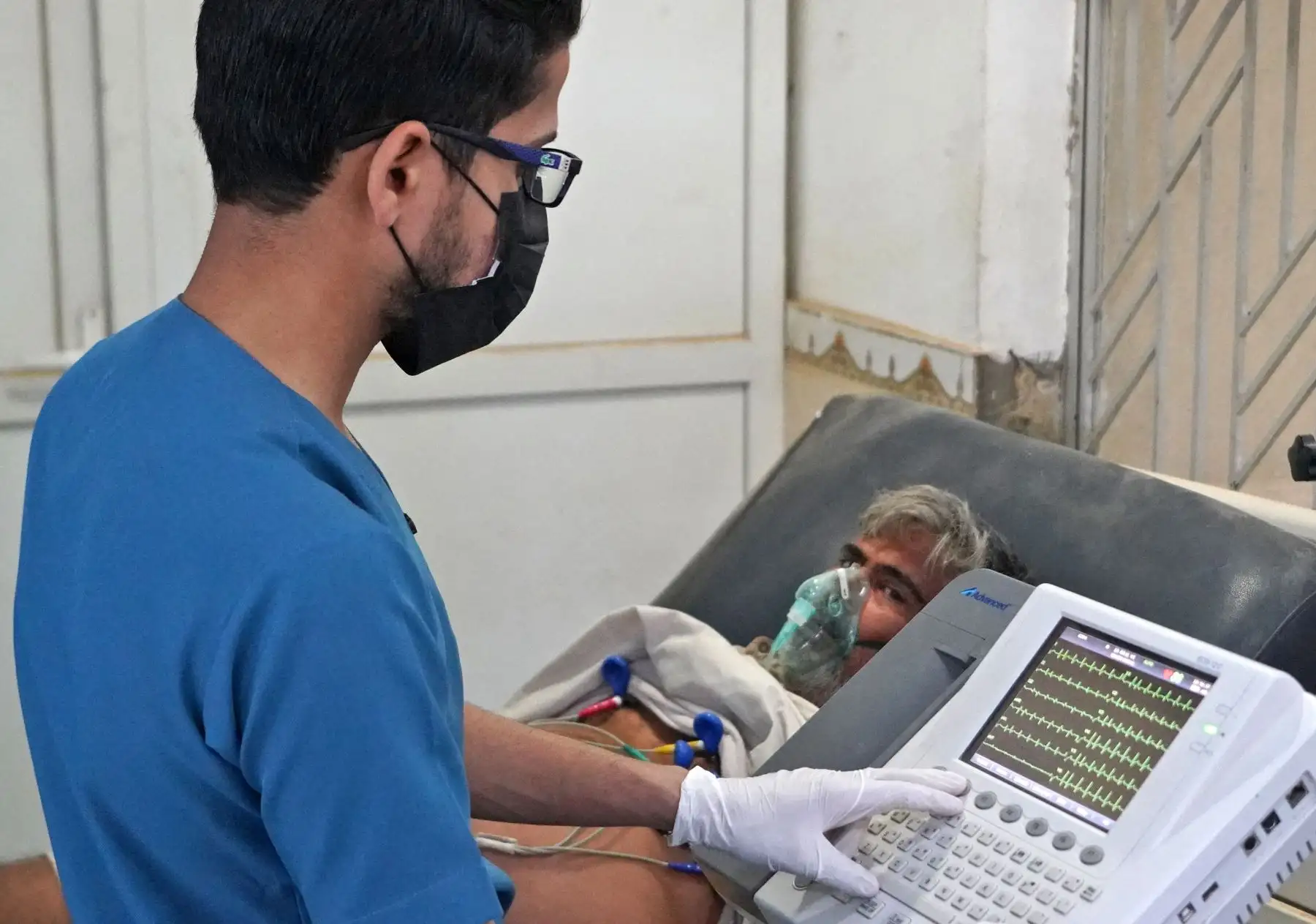 Un paciente recibe atención médica en el hospital al-Hakim durante una tormenta de arena en la ciudad santa iraquí de Najaf el 16 de mayo de 2022.
Foto: ANDINA/ AFP