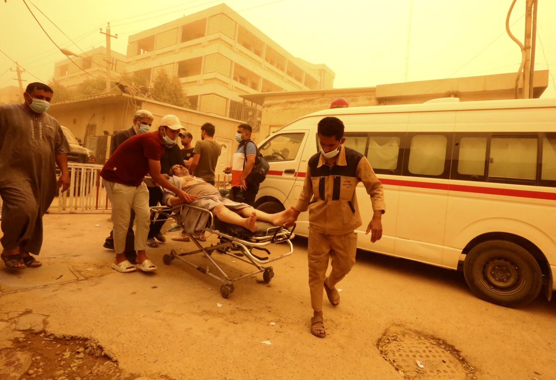 Un paciente que sufre de problemas respiratorios y asfixia llega al Hospital Sheikh Zayed en la capital de Irak, Bagdad, el 16 de mayo de 2022 en medio de una fuerte tormenta de polvo.
Foto: ANDINA/ AFP