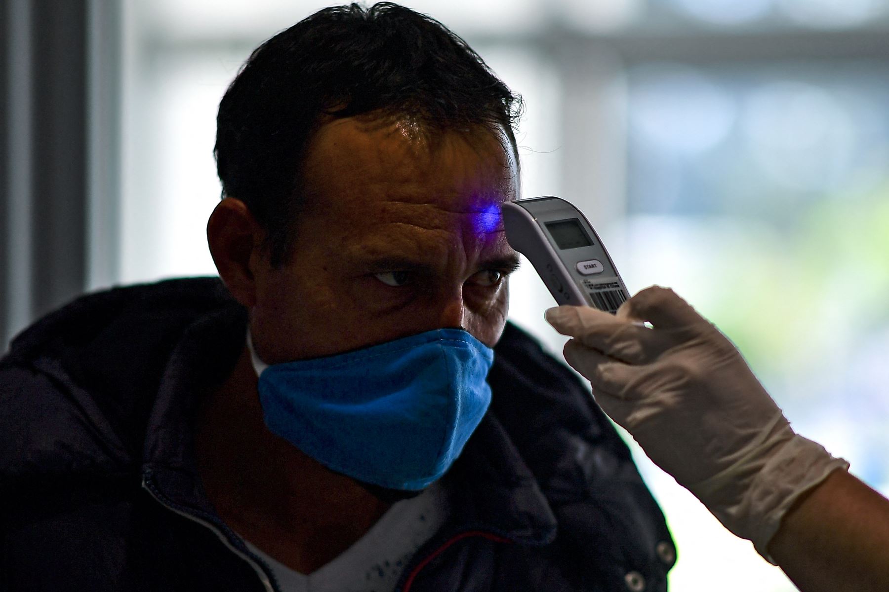 Argentina, con una población de 45 millones de personas, acumuló un total de 9 millones 135,308 contagios y 128,776 fallecidos desde el inicio de la pandemia en marzo del 2020, según datos oficiales. Foto: AFP.