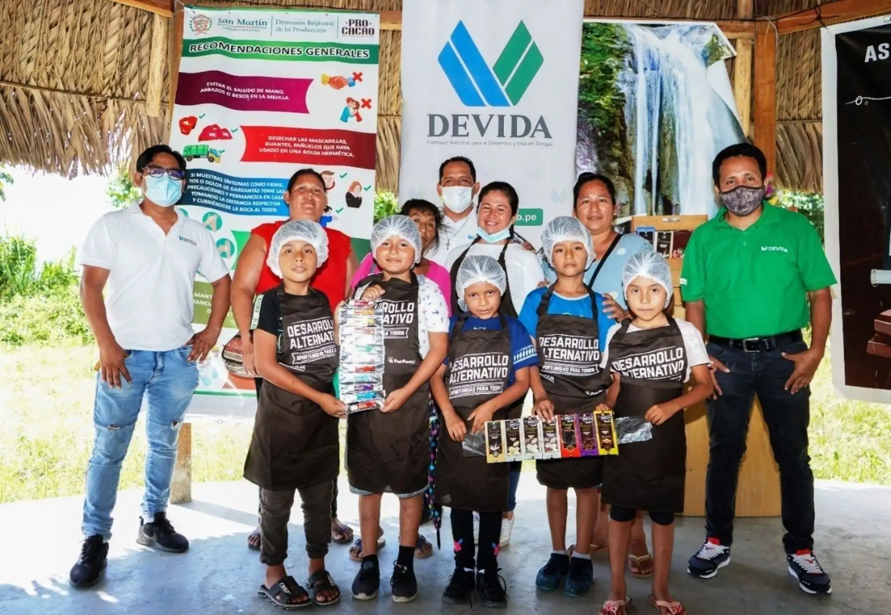 Especialistas de Devida promueven el valor del cacao en hijos de mujeres emprendedoras de San Martín.