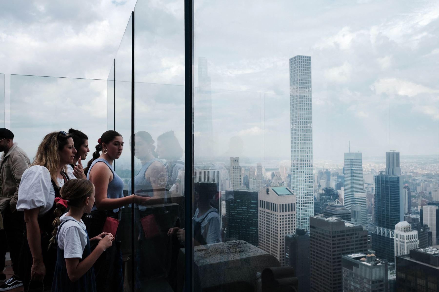 Personas visitan la torre de condominio supertall de lujo, 432 Park Avenue, se encuentra en Midtown Manhattan en la ciudad de Nueva York. Foto: AFP