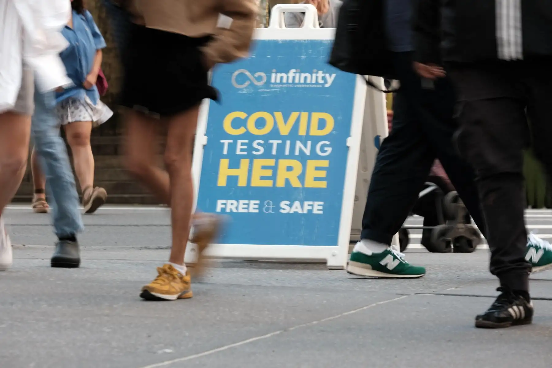 La gente pasa por un sitio de prueba de Covid en la ciudad de Nueva York. El comisionado de salud de Nueva York, el Dr. Ashwin Vasan, pasó de un nivel de alerta de COVID-19 "medio" a un nivel de alerta "alto" en los cinco condados luego de un aumento en los casos. Foto: AFP
