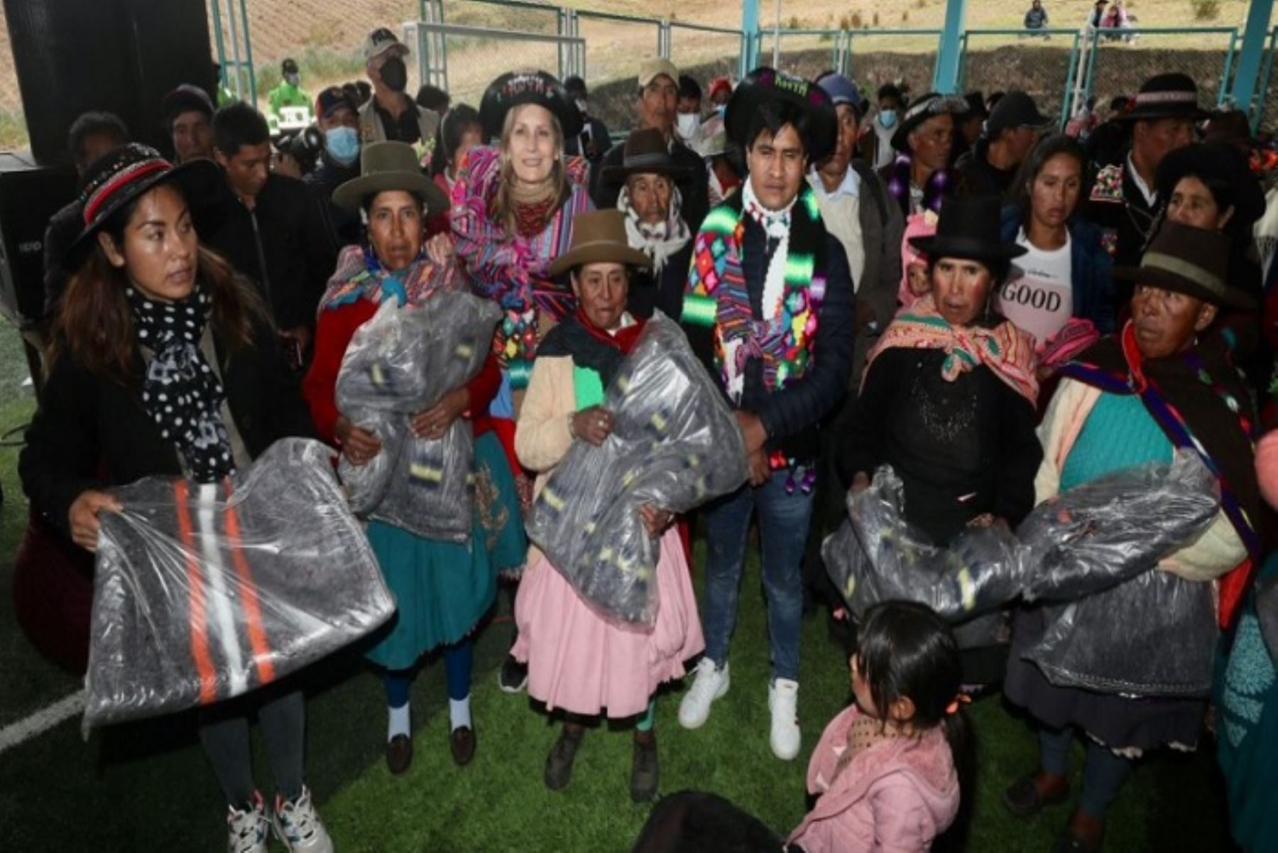 Comité de Damas del Legislativo entregó frazadas a población vulnerable de Huancavelica