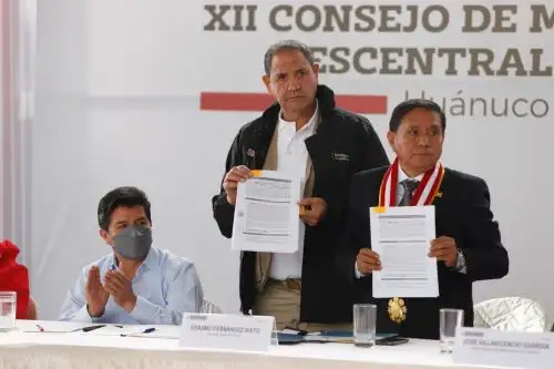 El acuerdo fue rubricado por el ministro de Defensa, José Luis Gavidia, y el gobernador regional de Huánuco, Erasmo Fernández. Foto: Mindef
