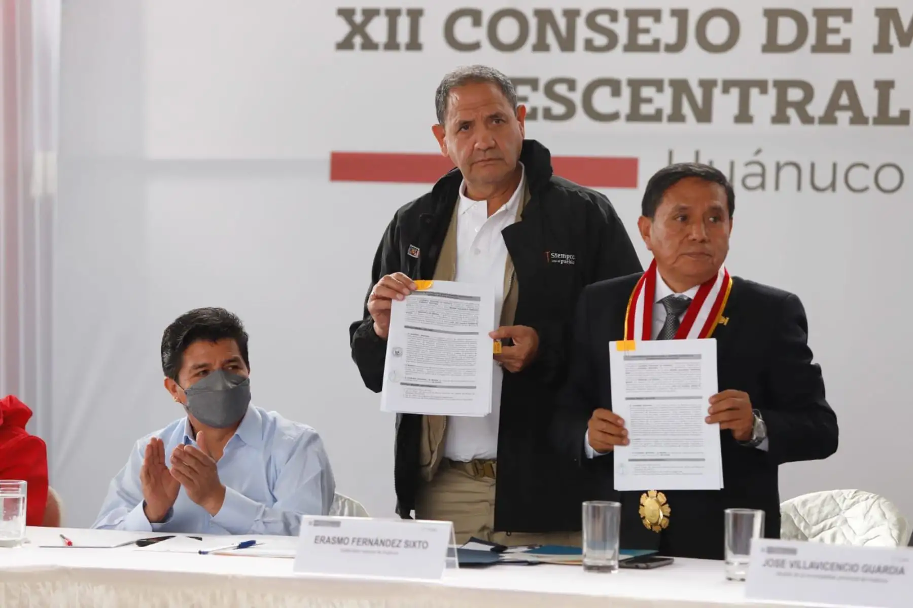 El acuerdo fue rubricado por el ministro de Defensa, José Luis Gavidia, y el gobernador regional de Huánuco, Erasmo Fernández. Foto: Mindef