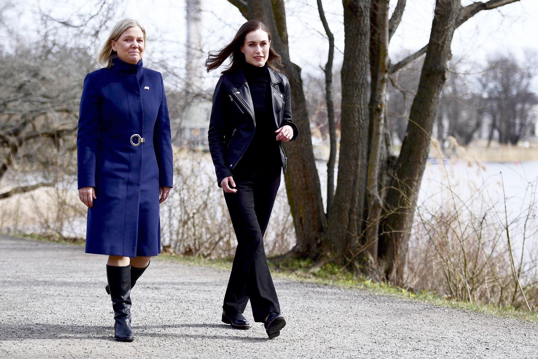 Fotografía de archivo tomada el 13 de abril de 2022 en el que se aprecia a la primera ministra sueca, Magdalena Andersson (izq.), y la primera ministra finlandesa, Sanna Marin, mientras caminan antes de una reunión para buscar su ingreso a la OTAN en Estocolmo, Suecia. Foto: AFP