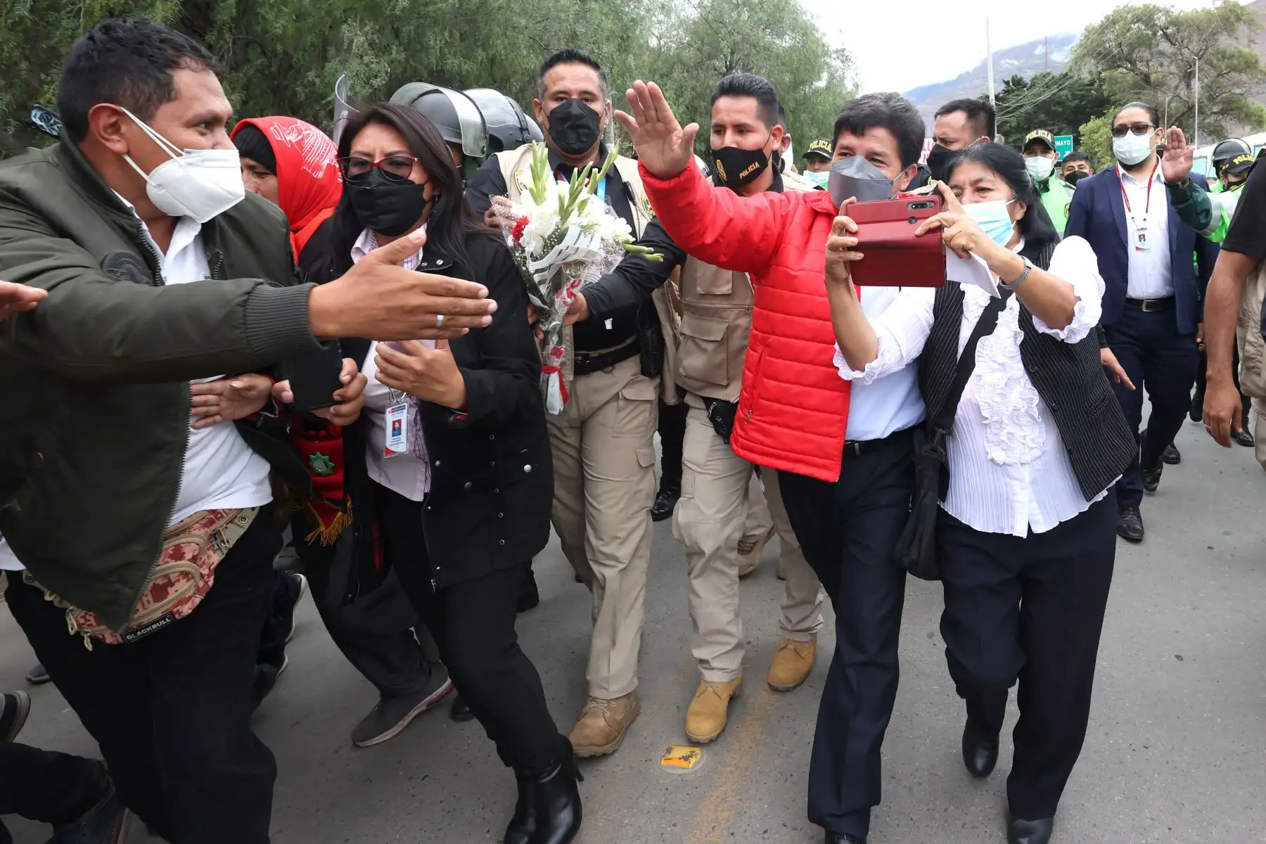 A su llegada a Huánuco, el jefe de Estado, Pedro Castillo, fue recibido con honores por integrantes de las Fuerzas Armadas y de la PNP. Luego se dirigió al Coliseo de la Universidad Nacional Hermilio Valdizán para liderar el XII Consejo de Ministros Descentralizado.
Foto: ANDINA/Presidencia Perú