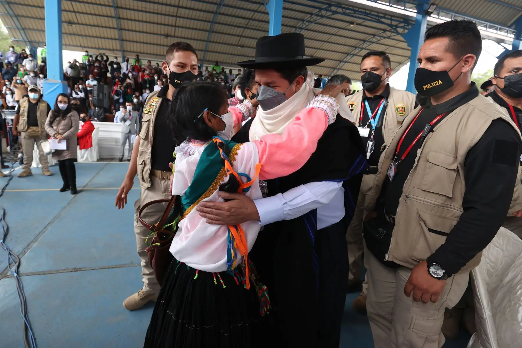 A su llegada a Huánuco, el jefe de Estado, Pedro Castillo, fue recibido con honores por integrantes de las Fuerzas Armadas y de la PNP. Luego se dirigió al Coliseo de la Universidad Nacional Hermilio Valdizán para liderar el XII Consejo de Ministros Descentralizado.
Foto: ANDINA/Presidencia Perú
