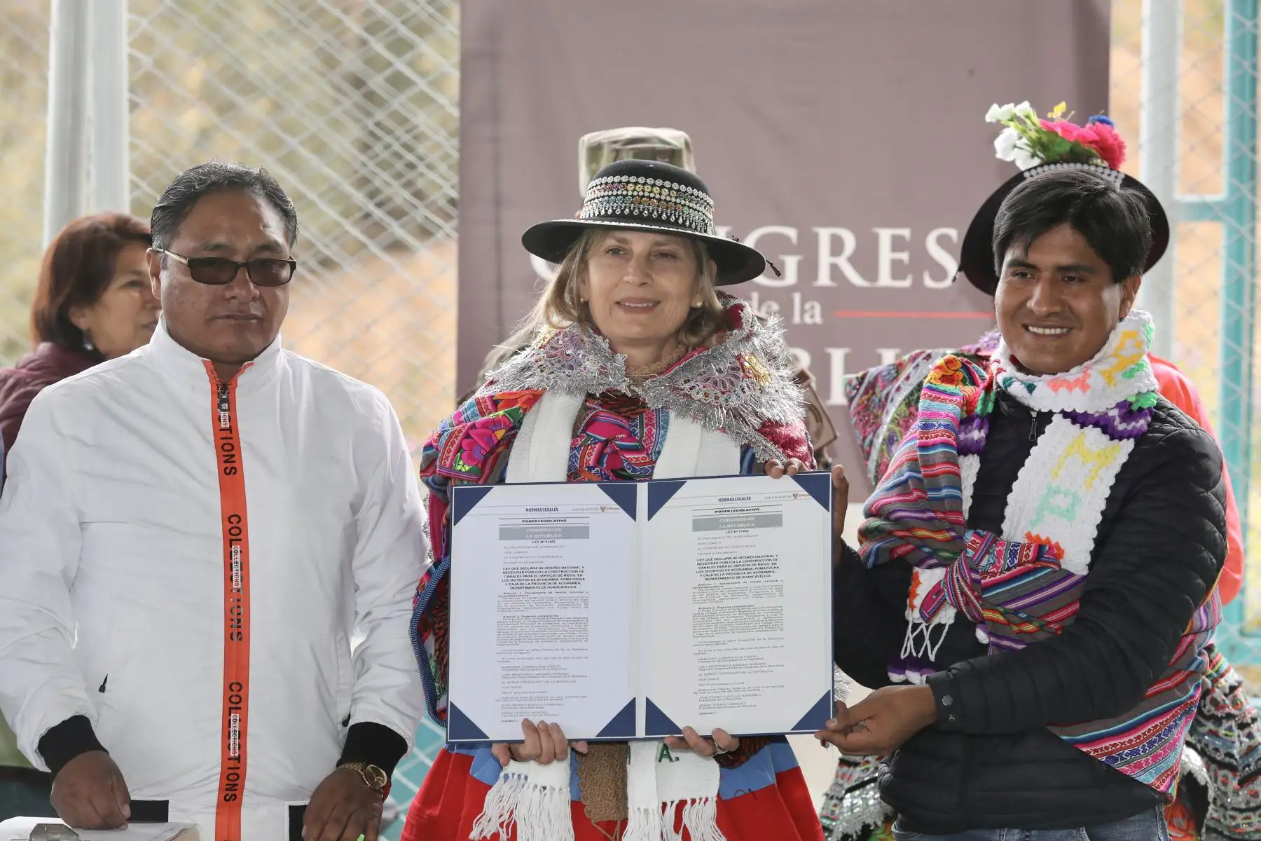 El Comité de Damas del Congreso, que preside Maricarmen Alva, inició hoy su campaña contra el friaje y las heladas denominada “Juntos contra el friaje”, entregando 500 frazadas para la población vulnerable de la región Huancavelica.
Foto: ANDINA/Congreso