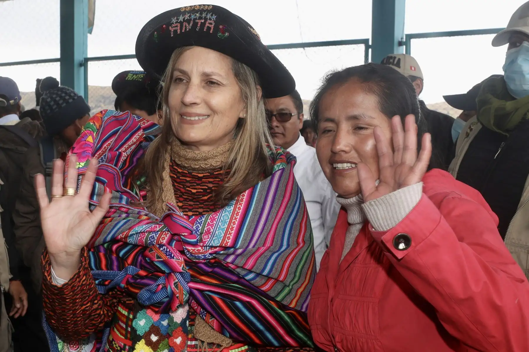 El Comité de Damas del Congreso, que preside Maricarmen Alva, inició hoy su campaña contra el friaje y las heladas denominada “Juntos contra el friaje”, entregando 500 frazadas para la población vulnerable de la región Huancavelica.
Foto: ANDINA/Congreso