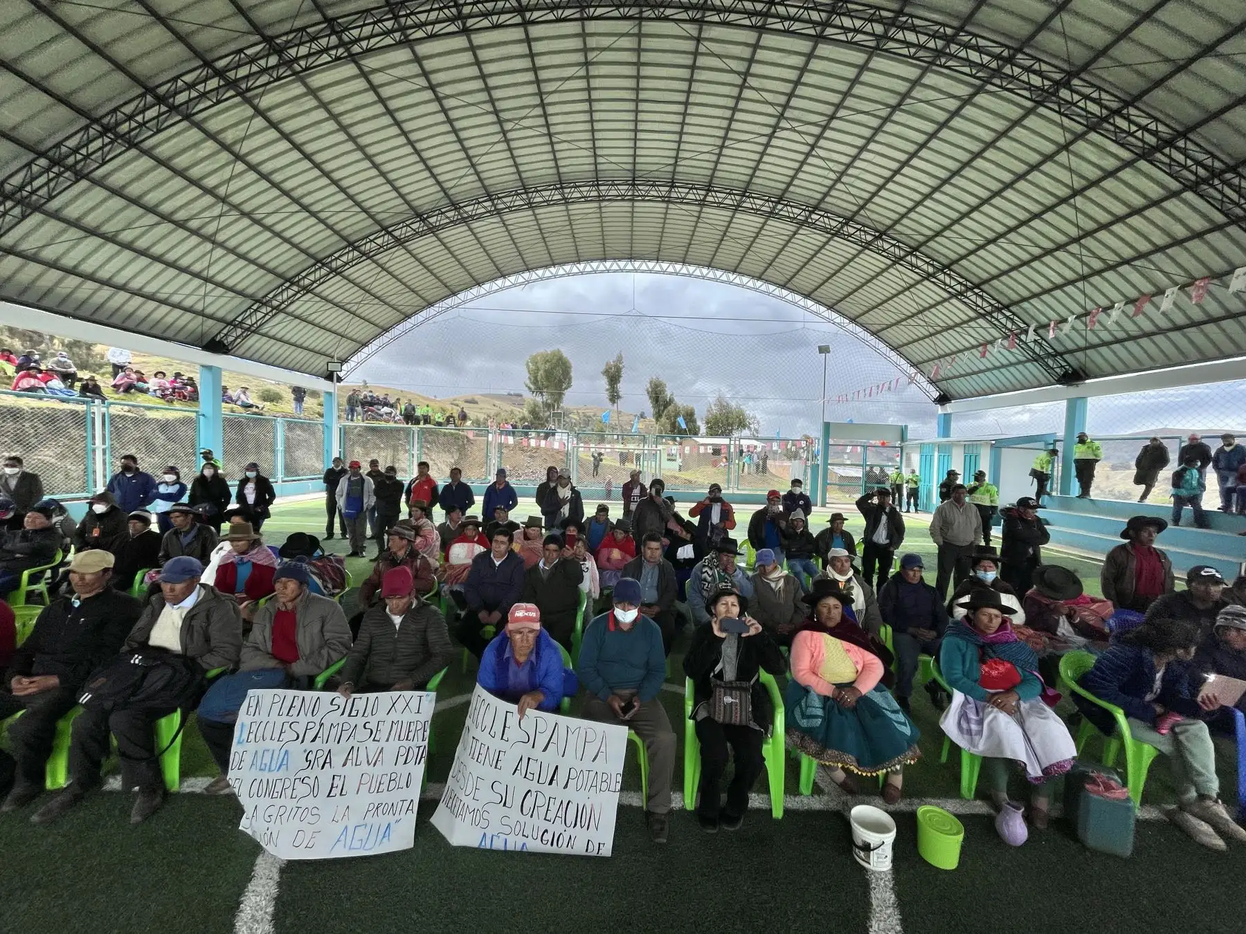 El Comité de Damas del Congreso, que preside Maricarmen Alva, inició hoy su campaña contra el friaje y las heladas denominada “Juntos contra el friaje”, entregando 500 frazadas para la población vulnerable de la región Huancavelica.
Foto: ANDINA/Congreso