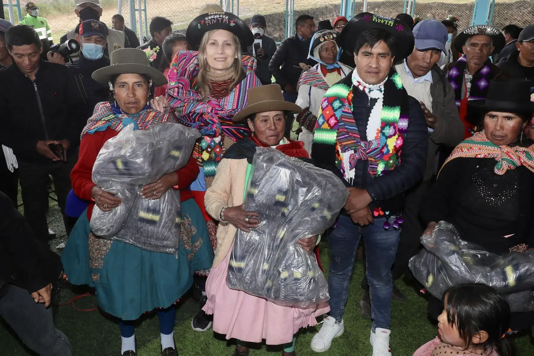 El Comité de Damas del Congreso, que preside Maricarmen Alva, inició hoy su campaña contra el friaje y las heladas denominada “Juntos contra el friaje”, entregando 500 frazadas para la población vulnerable de la región Huancavelica.
Foto: ANDINA/Congreso