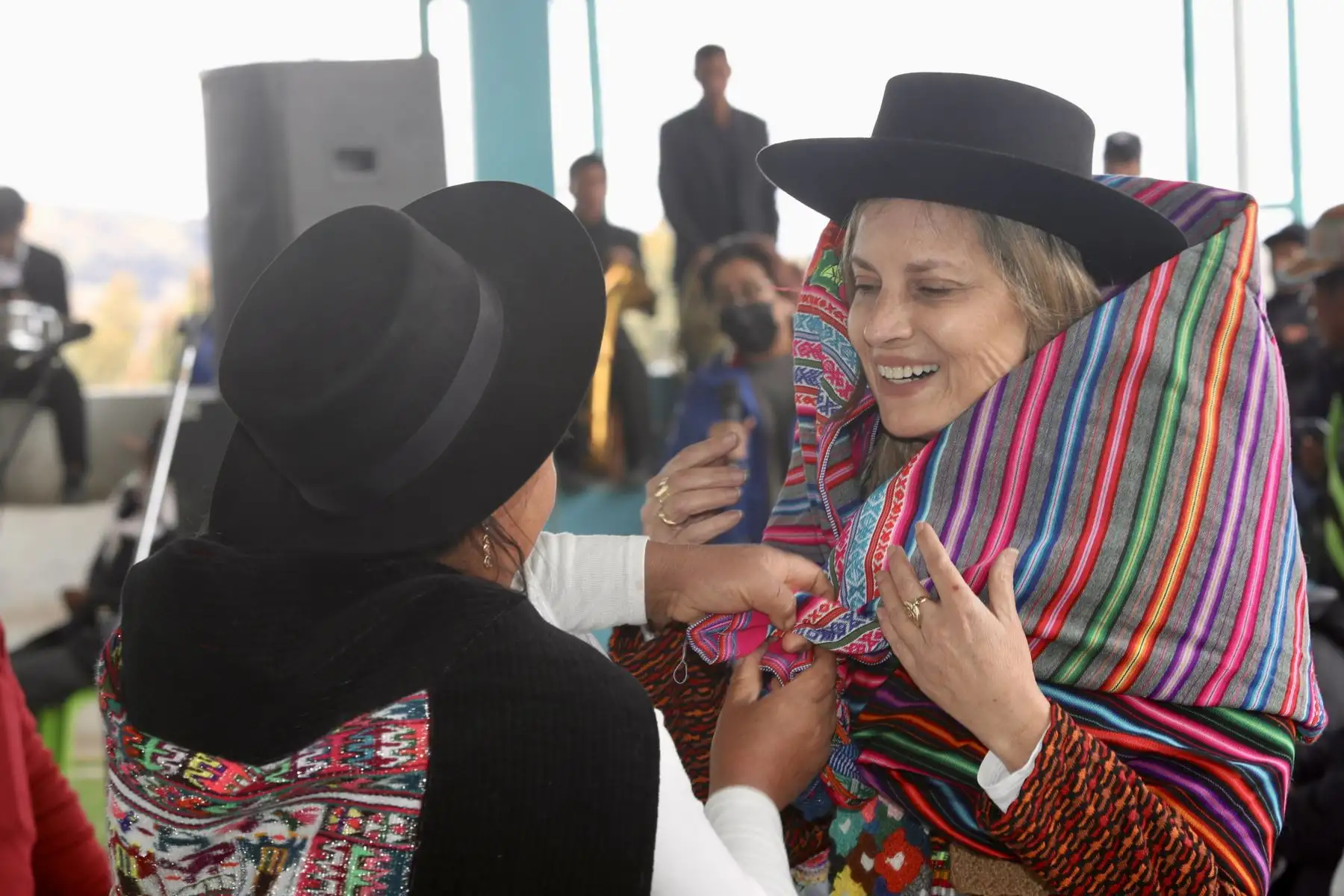 El Comité de Damas del Congreso, que preside Maricarmen Alva, inició hoy su campaña contra el friaje y las heladas denominada “Juntos contra el friaje”, entregando 500 frazadas para la población vulnerable de la región Huancavelica.
Foto: ANDINA/Congreso